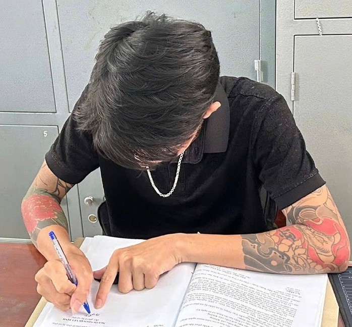 Đốt pháo trái phép trong tiệc thôi nôi , thanh niên Gia Lai bị phạt 6 triệu đồng - Ảnh 1. Đốt pháo trái phép trong tiệc thôi nôi , thanh niên Gia Lai bị phạt 6 triệu đồng - Ảnh 1.