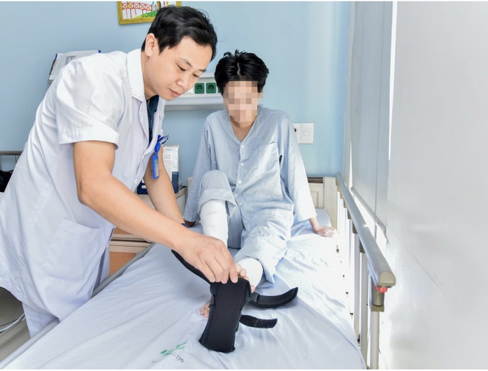 Bệnh viện Quân y 175 sử dụng kỹ thuật đỉnh cao phẫu thuật cho bệnh nhân trẻ - Ảnh 1.