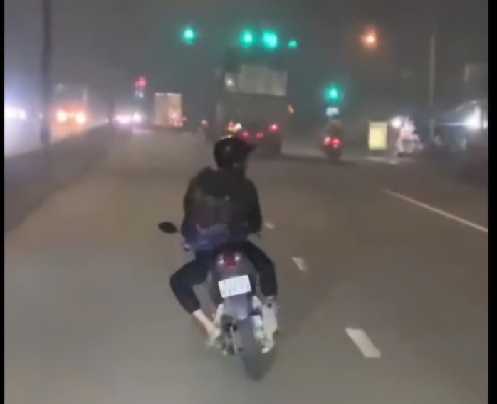 Người đàn ông lạng lách đánh võng trên Quốc lộ 13 bị xử phạt nặng nề - Ảnh 1. Người đàn ông lạng lách đánh võng trên Quốc lộ 13 bị xử phạt nặng nề - Ảnh 1.