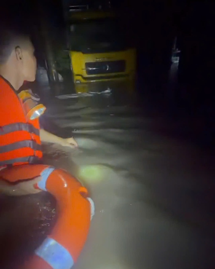 Nước lũ TP HCM tràn về đêm , hàng trăm người dân khẩn cấp di dời - Ảnh 2. Nước lũ TP HCM tràn về đêm , hàng trăm người dân khẩn cấp di dời - Ảnh 2.