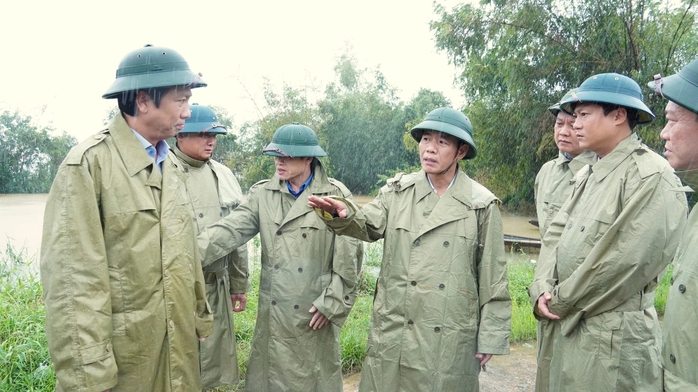 Bí thư tỉnh ủy Quảng Trị Nguyễn Văn Phương chỉ đạo ứng phó bão số 12 hiệu quả - Ảnh 2. Bí thư tỉnh ủy Quảng Trị Nguyễn Văn Phương chỉ đạo ứng phó bão số 12 hiệu quả - Ảnh 2.