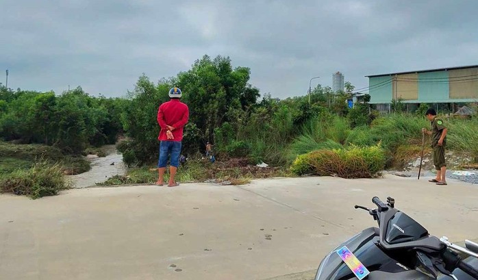 TP HCM: Cụ bà 79 tuổi bị nước cuốn trôi 4 km Sau trận mưa lớn - Ảnh 1. TP HCM: Cụ bà 79 tuổi bị nước cuốn trôi 4 km Sau trận mưa lớn - Ảnh 1.