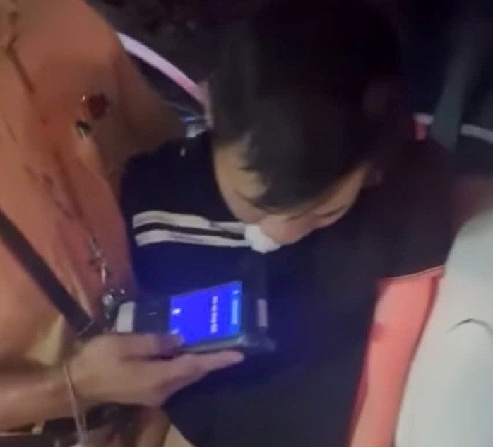 VIDEO: Tài xế xe ô tô say xỉn, đứng không vững khi đo nồng độ cồn - Ảnh 1.