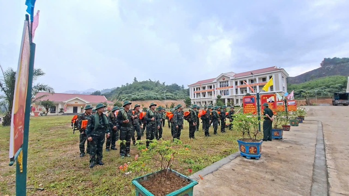 Dân quân Đà Nẵng hỗ trợ người dân vượt đường lầy lội sau bão số 12 - Ảnh 6. Dân quân Đà Nẵng hỗ trợ người dân vượt đường lầy lội sau bão số 12 - Ảnh 6.