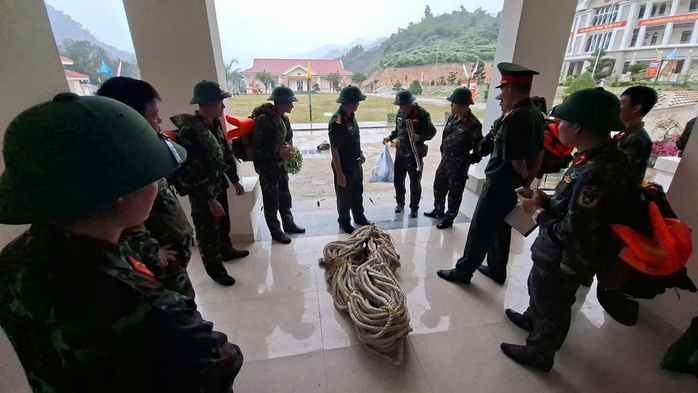 Dân quân Đà Nẵng hỗ trợ người dân vượt đường lầy lội sau bão số 12 - Ảnh 7. Dân quân Đà Nẵng hỗ trợ người dân vượt đường lầy lội sau bão số 12 - Ảnh 7.