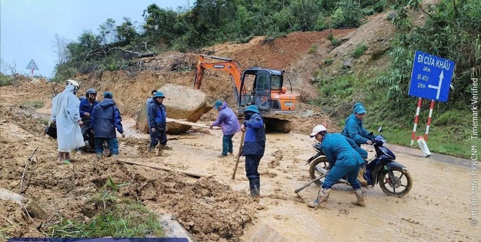 Dân quân Đà Nẵng hỗ trợ người dân vượt đường lầy lội sau bão số 12 - Ảnh 8. Dân quân Đà Nẵng hỗ trợ người dân vượt đường lầy lội sau bão số 12 - Ảnh 8.