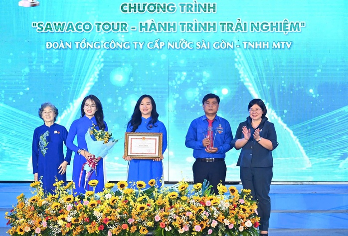 SỨC MẠNH CỦA DÂN TỘC (*): Lấp lánh vẻ đẹp cống hiến - Ảnh 2. SỨC MẠNH CỦA DÂN TỘC (*): Lấp lánh vẻ đẹp cống hiến - Ảnh 2.