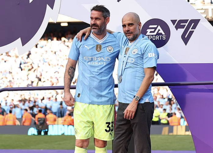 "Người hùng" Scott Carson giải nghệ ở tuổi 40 tại Man City - Ảnh 1.
