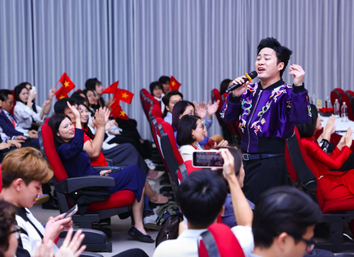 Quỹ từ thiện "Chạm yêu thương" dành 20 tỉ cho trẻ em khó khăn  - Ảnh 5.