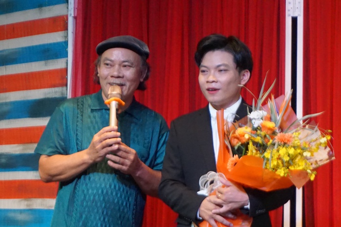Phương Bình xúc động trong đêm diễn vở "Tiếng hát nửa đêm" do con trai đạo diễn - Ảnh 1.