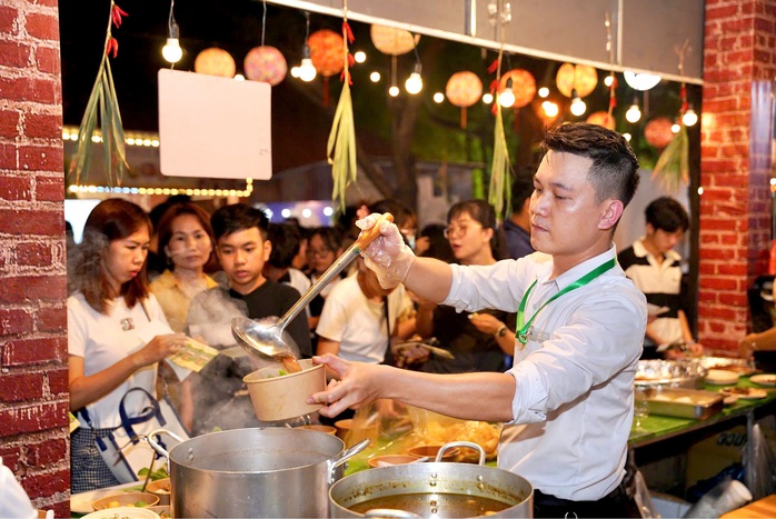 Ho Chi Minh City: The culinary paradise of Vietnam - Ảnh 2.
