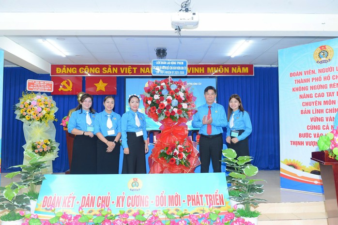 Bà Hồ Thụy Đình Khanh làm Chủ tịch Công đoàn phường Bình Tây - Ảnh 2.