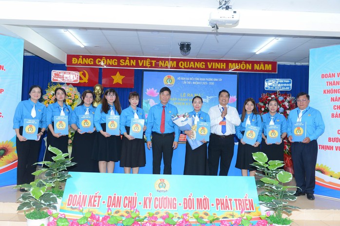Bà Hồ Thụy Đình Khanh làm Chủ tịch Công đoàn phường Bình Tây - Ảnh 3.