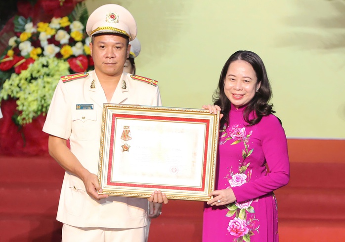 Trưởng phòng Cảnh sát Kinh tế Công an TP HCM nhận Huân chương Quân công hạng Ba - Ảnh 2.