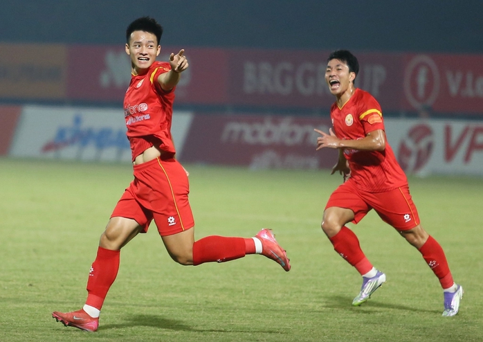 Cựu sao Hoàng Anh Gia Lai tạo "siêu phẩm" trong ngày Ninh Bình FC thắng đẹp PVF-CAND - Ảnh 1.