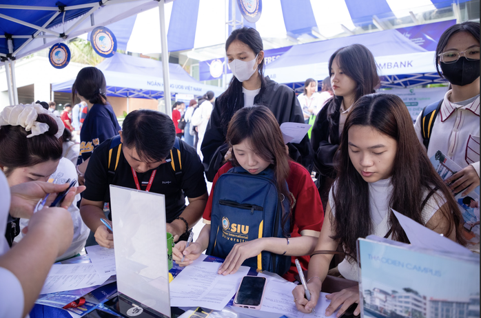 Vì sao học sinh THPT cũng "chen chân" vào ngày hội việc làm? - Ảnh 1.