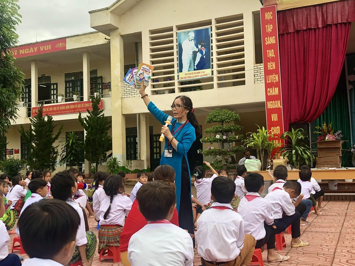 NGƯỜI THẦY KÍNH YÊU: Những cô giáo TP HCM bền bỉ chở sách lên non - Ảnh 3.
