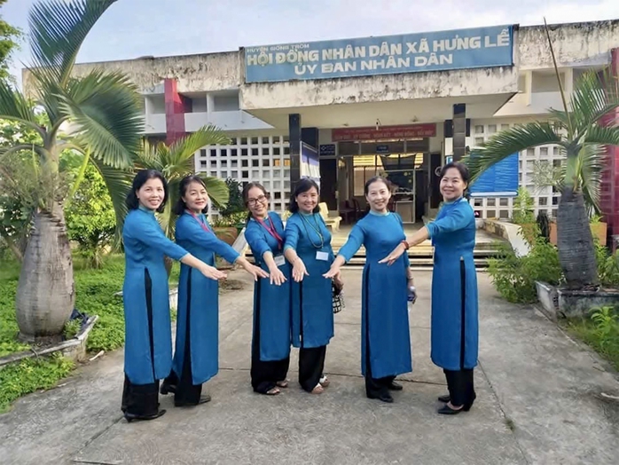 NGƯỜI THẦY KÍNH YÊU: Những cô giáo TP HCM bền bỉ chở sách lên non - Ảnh 2.
