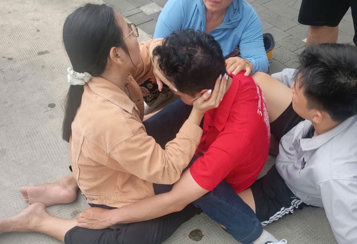 CLIP: Kịp thời cứu thanh niên có ý định nhảy xuống sông Sài Gòn tự tử - Ảnh 1. CLIP: Kịp thời cứu thanh niên có ý định nhảy xuống sông Sài Gòn tự tử - Ảnh 1.