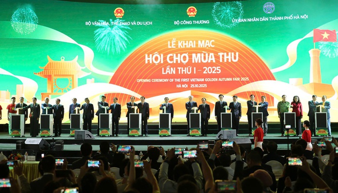 Thủ tướng Phạm Minh Chính khai mạc Hội chợ Mùa Thu 2025 tại Việt Nam - Ảnh 2. Thủ tướng Phạm Minh Chính khai mạc Hội chợ Mùa Thu 2025 tại Việt Nam - Ảnh 2.