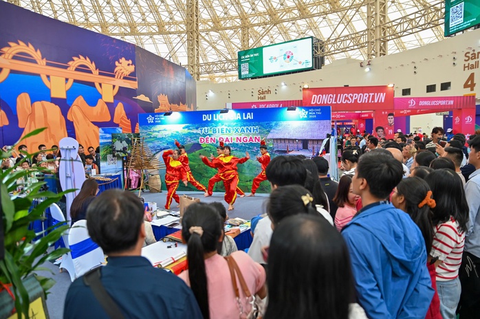 Hội chợ Mùa Thu 2025: Ngàn người đổ về săn hàng hóa giảm giá lớn nhất cả nước - Ảnh 9. Hội chợ Mùa Thu 2025: Ngàn người đổ về săn hàng hóa giảm giá lớn nhất cả nước - Ảnh 9.