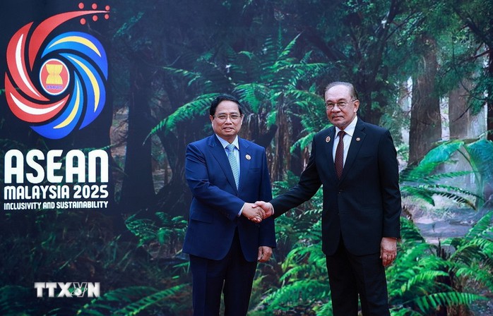 Thủ tướng Malaysia đón Thủ tướng Phạm Minh Chính dự Hội nghị cấp cao ASEAN - Ảnh 1.