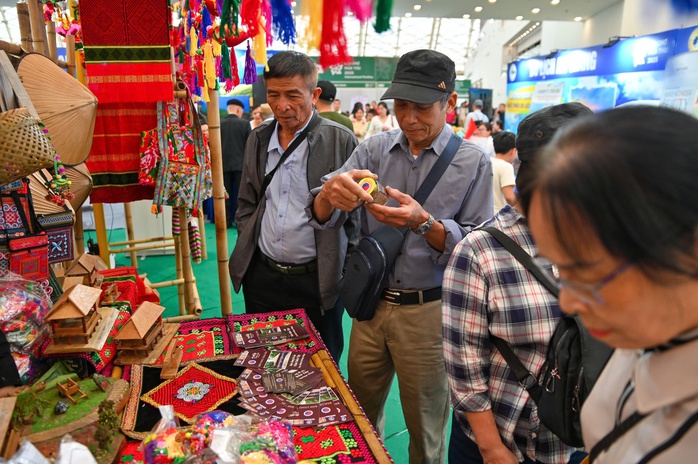 Hội chợ Mùa Thu 2025: Ngàn người đổ về săn hàng hóa giảm giá lớn nhất cả nước - Ảnh 11. Hội chợ Mùa Thu 2025: Ngàn người đổ về săn hàng hóa giảm giá lớn nhất cả nước - Ảnh 11.