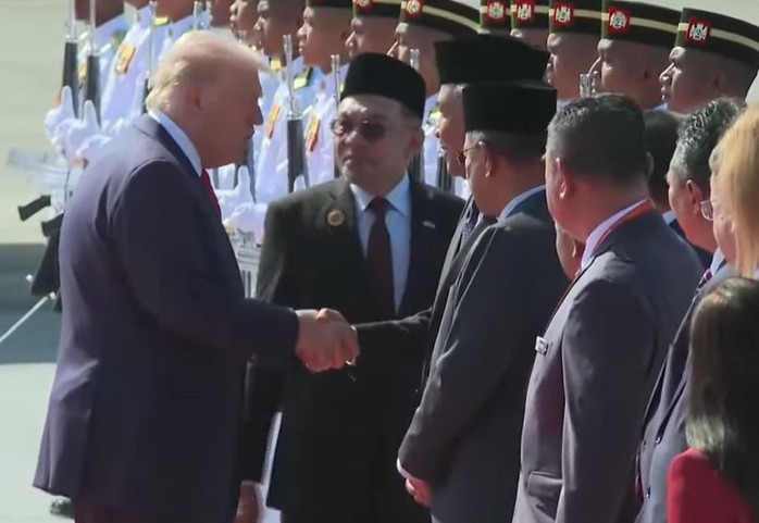 Tổng thống Mỹ Donald Trump đến Malaysia, tham dự các hội nghị của ASEAN - Ảnh 3. Tổng thống Donald Trump đến Malaysia, tham dự các hội nghị ASEAN - Ảnh 3.
