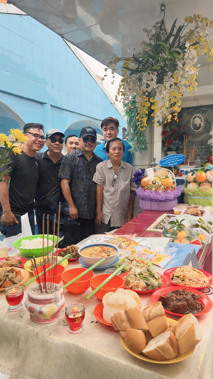 Quyền Linh, NSƯT Nguyễn Phương Điền… thăm mộ Lê Công Tuấn Anh - Ảnh 5.