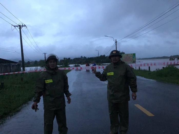 Mưa lớn tại Đà Nẵng gây ngập lụt , người dân chạy lũ khẩn cấp trong đêm - Ảnh 13. Mưa lớn tại Đà Nẵng gây ngập lụt , người dân chạy lũ khẩn cấp trong đêm - Ảnh 13.