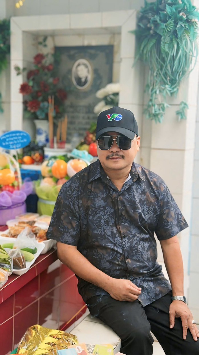 Quyền Linh, NSƯT Nguyễn Phương Điền… thăm mộ Lê Công Tuấn Anh - Ảnh 3.