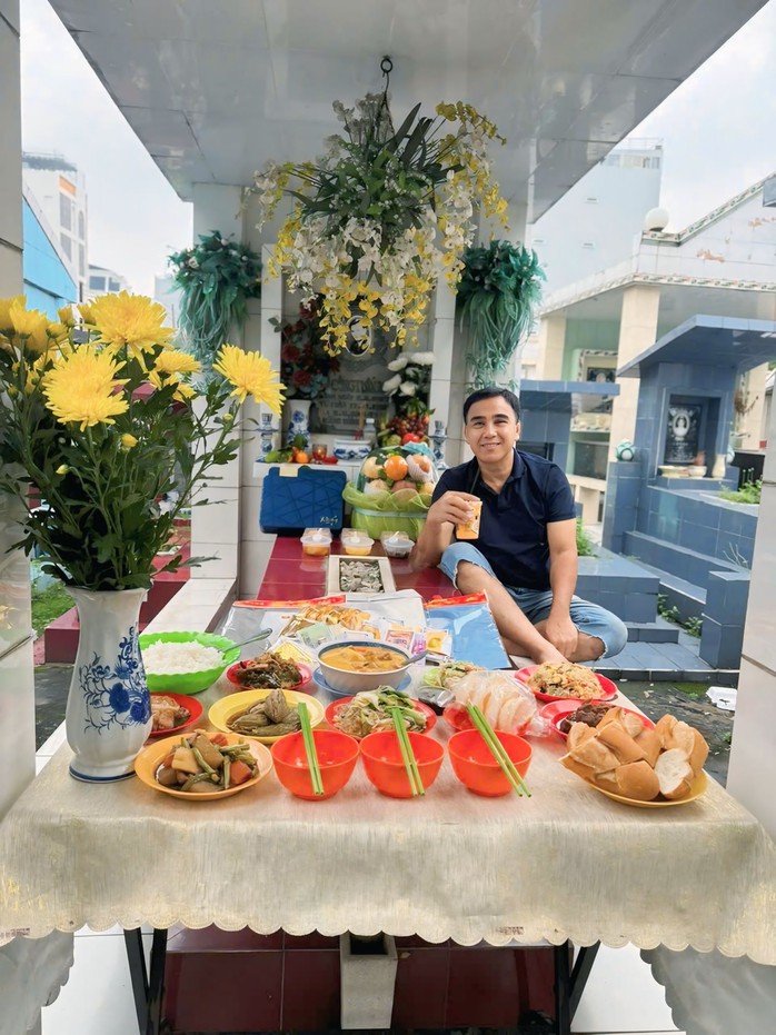 Quyền Linh, NSƯT Nguyễn Phương Điền… thăm mộ Lê Công Tuấn Anh - Ảnh 2.