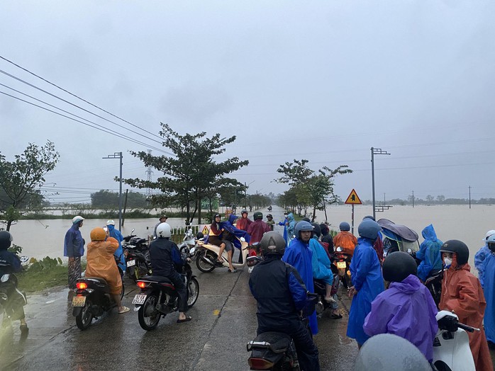 Mưa lớn tại Đà Nẵng gây ngập lụt , người dân chạy lũ khẩn cấp trong đêm - Ảnh 5. Mưa lớn tại Đà Nẵng gây ngập lụt , người dân chạy lũ khẩn cấp trong đêm - Ảnh 5.