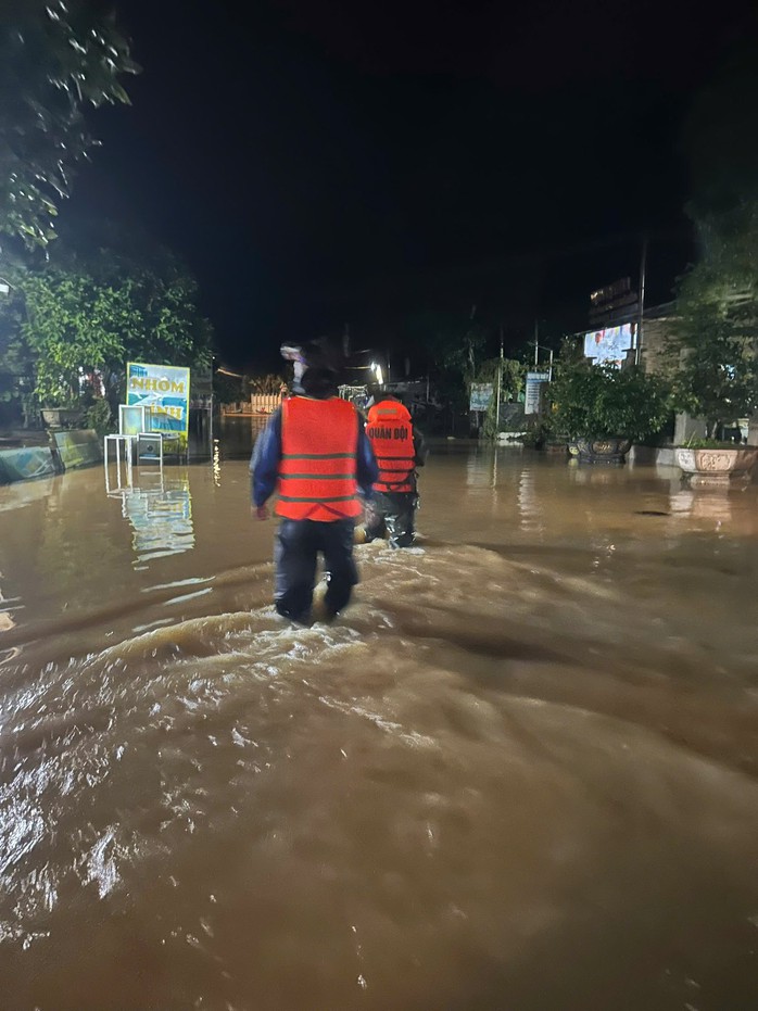 Mưa lớn tại Đà Nẵng gây ngập lụt , người dân chạy lũ khẩn cấp trong đêm - Ảnh 7. Mưa lớn tại Đà Nẵng gây ngập lụt , người dân chạy lũ khẩn cấp trong đêm - Ảnh 7.