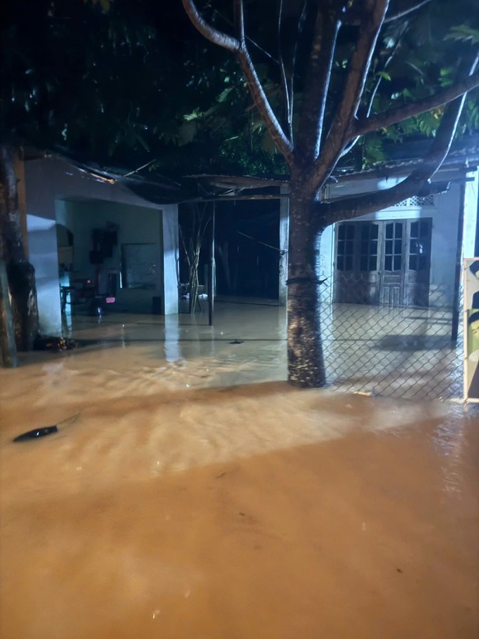 Mưa lớn tại Đà Nẵng gây ngập lụt , người dân chạy lũ khẩn cấp trong đêm - Ảnh 9. Mưa lớn tại Đà Nẵng gây ngập lụt , người dân chạy lũ khẩn cấp trong đêm - Ảnh 9.