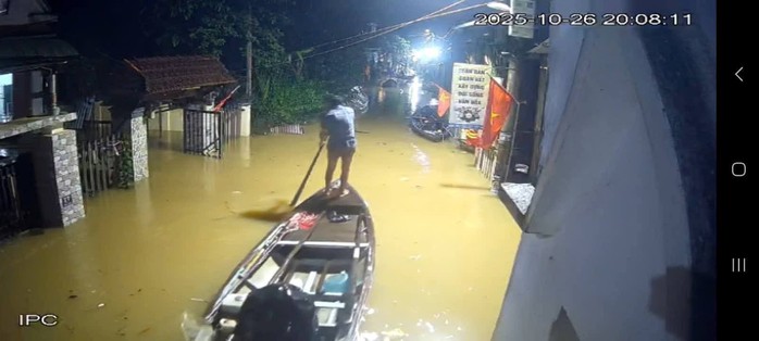 Mưa lớn tại Đà Nẵng gây ngập lụt , người dân chạy lũ khẩn cấp trong đêm - Ảnh 1. Mưa lớn tại Đà Nẵng gây ngập lụt , người dân chạy lũ khẩn cấp trong đêm - Ảnh 1.