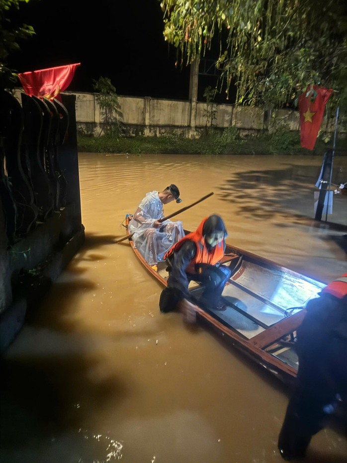 Mưa lớn tại Đà Nẵng gây ngập lụt , người dân chạy lũ khẩn cấp trong đêm - Ảnh 8. Mưa lớn tại Đà Nẵng gây ngập lụt , người dân chạy lũ khẩn cấp trong đêm - Ảnh 8.