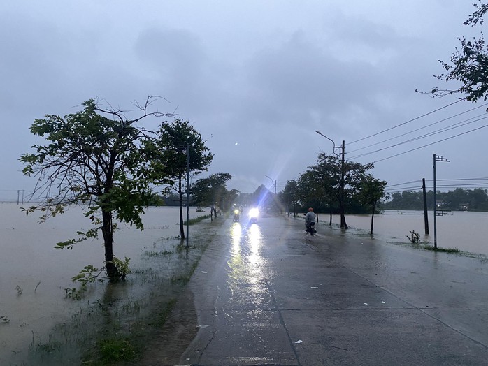 Mưa lớn tại Đà Nẵng gây ngập lụt , người dân chạy lũ khẩn cấp trong đêm - Ảnh 4. Mưa lớn tại Đà Nẵng gây ngập lụt , người dân chạy lũ khẩn cấp trong đêm - Ảnh 4.
