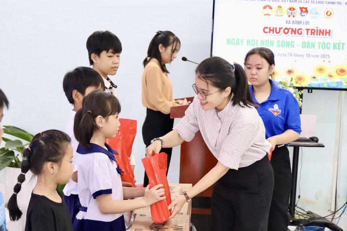 Không khí ấm áp, nghĩa tình tại “Ngày hội Non sông - Dân tộc kết đoàn” xã Bình Lợi - Ảnh 4.