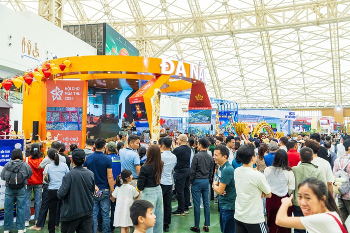 Hội chợ Mùa Thu 2025: Ngàn người đổ về săn hàng hóa giảm giá lớn nhất cả nước - Ảnh 4. Hội chợ Mùa Thu 2025: Ngàn người đổ về săn hàng hóa giảm giá lớn nhất cả nước - Ảnh 4.