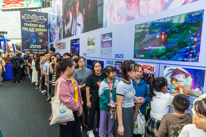 Hội chợ Mùa Thu 2025: Ngàn người đổ về săn hàng hóa giảm giá lớn nhất cả nước - Ảnh 8. Hội chợ Mùa Thu 2025: Ngàn người đổ về săn hàng hóa giảm giá lớn nhất cả nước - Ảnh 8.