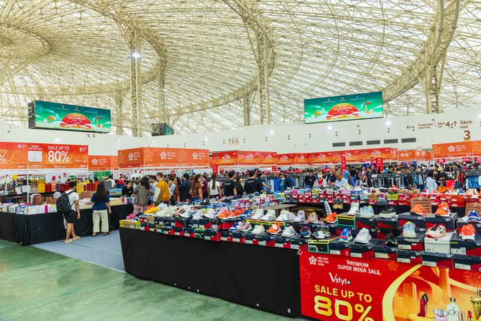 Hội chợ Mùa Thu 2025: Ngàn người đổ về săn hàng hóa giảm giá lớn nhất cả nước - Ảnh 6. Hội chợ Mùa Thu 2025: Ngàn người đổ về săn hàng hóa giảm giá lớn nhất cả nước - Ảnh 6.