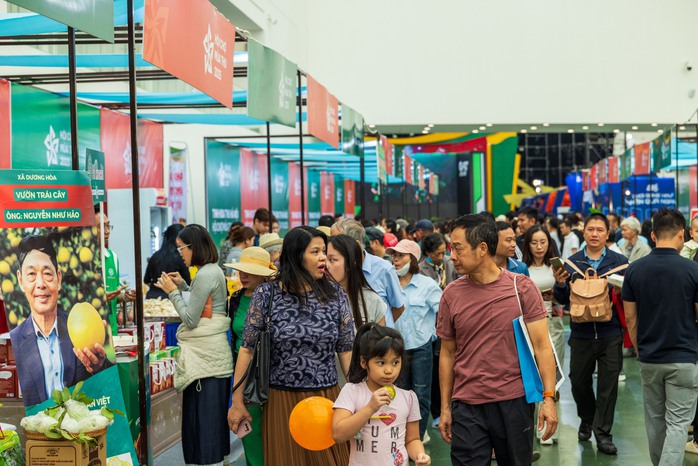 Hội chợ Mùa Thu 2025: Ngàn người đổ về săn hàng hóa giảm giá lớn nhất cả nước - Ảnh 1. Hội chợ Mùa Thu 2025: Ngàn người đổ về săn hàng hóa giảm giá lớn nhất cả nước - Ảnh 1.