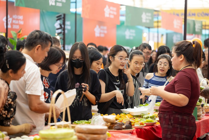 Hội chợ Mùa Thu 2025: Ngàn người đổ về săn hàng hóa giảm giá lớn nhất cả nước - Ảnh 7. Hội chợ Mùa Thu 2025: Ngàn người đổ về săn hàng hóa giảm giá lớn nhất cả nước - Ảnh 7.