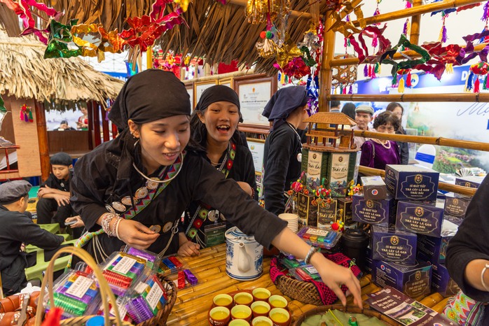 Hội chợ Mùa Thu 2025: Ngàn người đổ về săn hàng hóa giảm giá lớn nhất cả nước - Ảnh 3. Hội chợ Mùa Thu 2025: Ngàn người đổ về săn hàng hóa giảm giá lớn nhất cả nước - Ảnh 3.