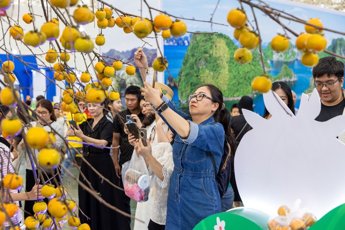 Ngàn người mua sắm hàng hóa siêu giảm giá ở hội chợ lớn nhất cả nước  - Ảnh 1.