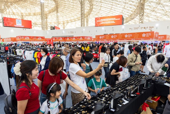 Hội chợ Mùa Thu 2025: Ngàn người đổ về săn hàng hóa giảm giá lớn nhất cả nước - Ảnh 5. Hội chợ Mùa Thu 2025: Ngàn người đổ về săn hàng hóa giảm giá lớn nhất cả nước - Ảnh 5.