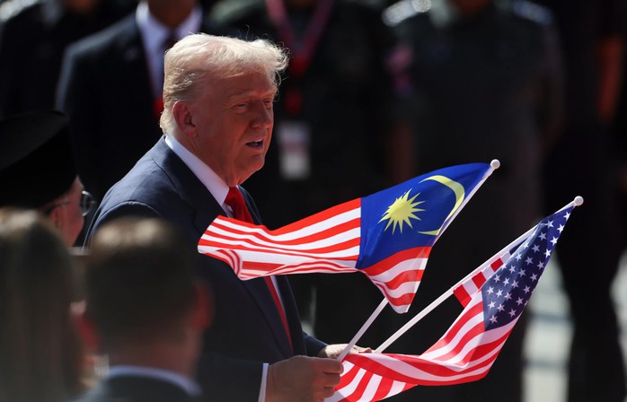 CLIP: Ông Donald Trump nhảy theo điệu nhạc tại sân bay Malaysia  - Ảnh 4. CLIP: Ông Donald Trump nhảy theo điệu nhạc tại sân bay Malaysia  - Ảnh 4.