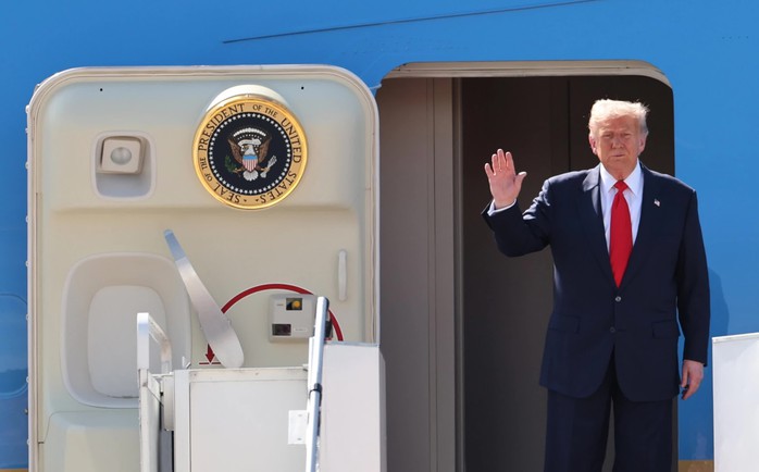 CLIP: Ông Donald Trump nhảy theo điệu nhạc tại sân bay Malaysia  - Ảnh 1. CLIP: Ông Donald Trump nhảy theo điệu nhạc tại sân bay Malaysia  - Ảnh 1.