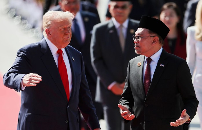 CLIP: Ông Donald Trump nhảy theo điệu nhạc tại sân bay Malaysia  - Ảnh 2. CLIP: Ông Donald Trump nhảy theo điệu nhạc tại sân bay Malaysia  - Ảnh 2.